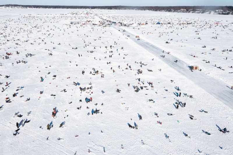 Ice fishing gambling, ice fishing game